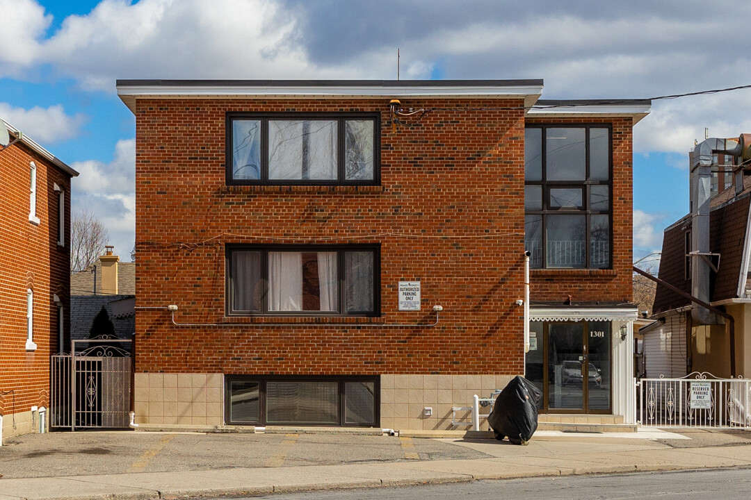 1301 Weston Rd in Toronto, ON - Building Photo