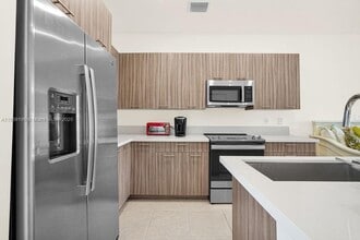 8301 NW 41st St in Doral, FL - Foto de edificio - Building Photo