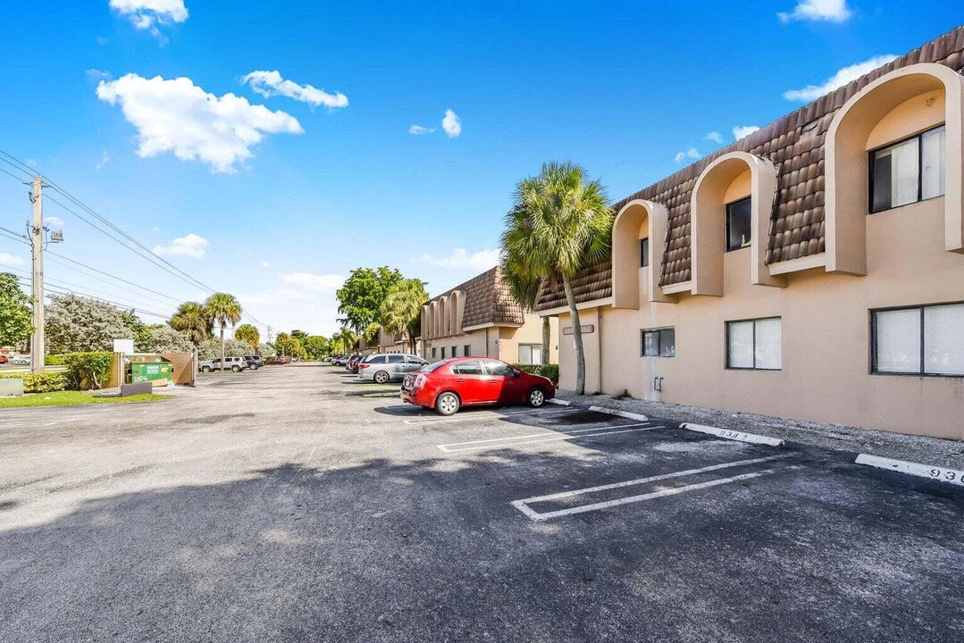 10936 Royal Palm Blvd in Coral Springs, FL - Building Photo