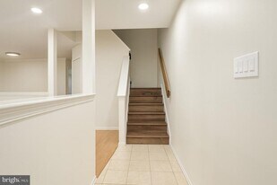 329 Gwynedd Ct in Mount Laurel, NJ - Building Photo