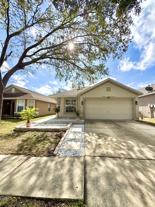 property at 7527 Oxford Garden Cir