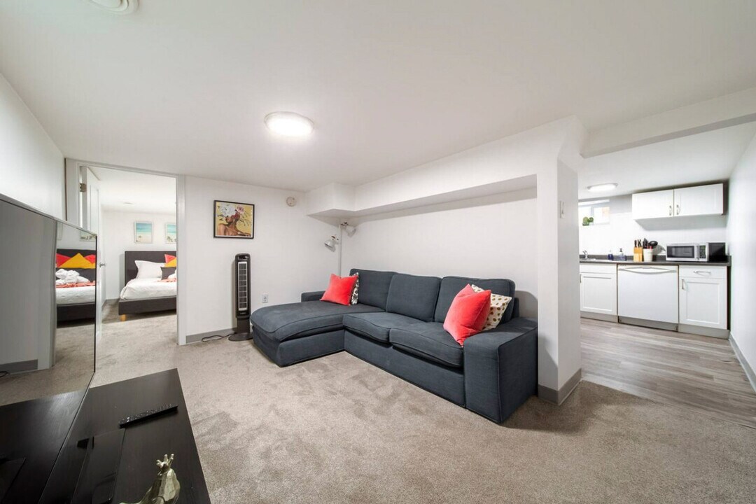 11333-11389 89 St NW in Edmonton, AB - Building Photo