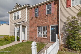103 Woodlake Ct in Jacksonville, NC - Building Photo - Building Photo