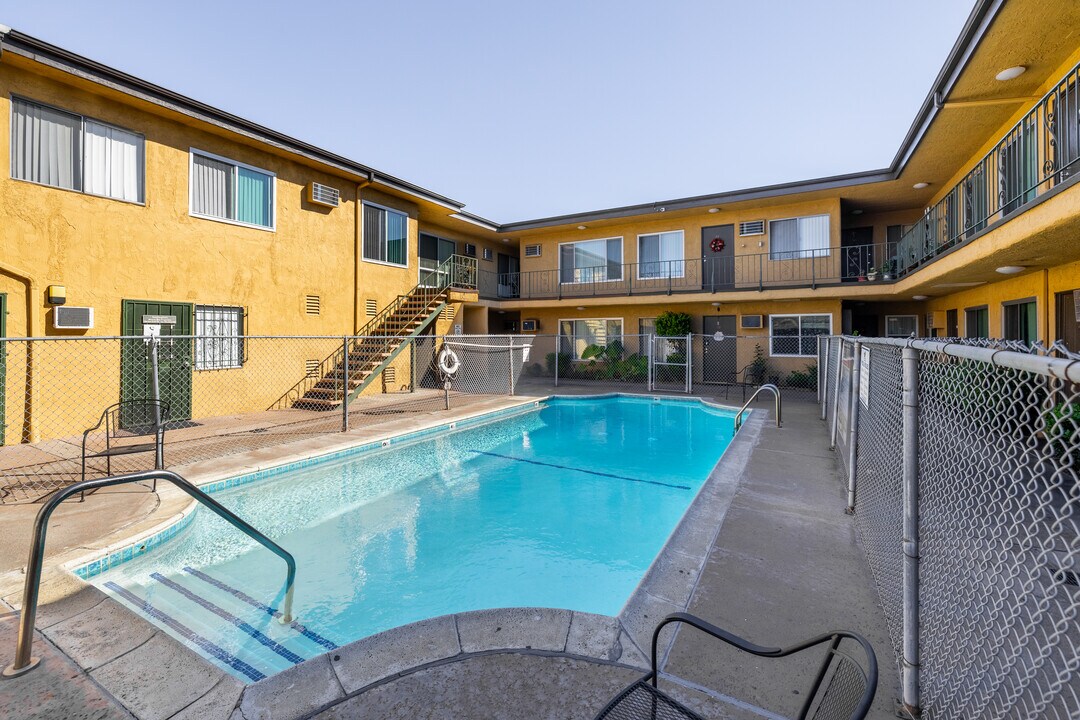 Buckingham Apartments in North Hollywood, CA - Foto de edificio