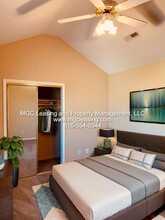 1005C NE Whispering Winds Cir in Lee's Summit, MO - Building Photo - Building Photo