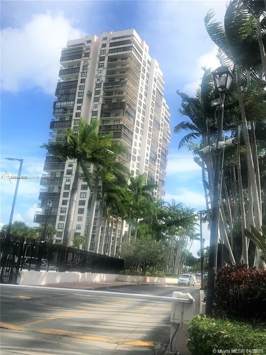 2333 Brickell Ave, Unit 2405 in Miami, FL - Building Photo