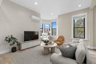 2101 N Hoyne Ave in Chicago, IL - Building Photo - Building Photo