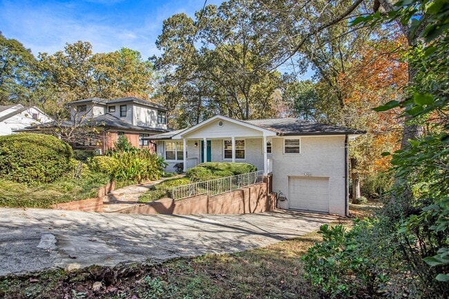 490 E Pharr Rd in Decatur, GA - Building Photo - Building Photo