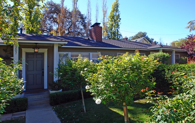 205-207 E Oak St in Ojai, CA - Building Photo - Building Photo