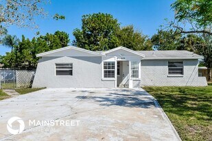 505 Florida Cir S in Apollo Beach, FL - Building Photo