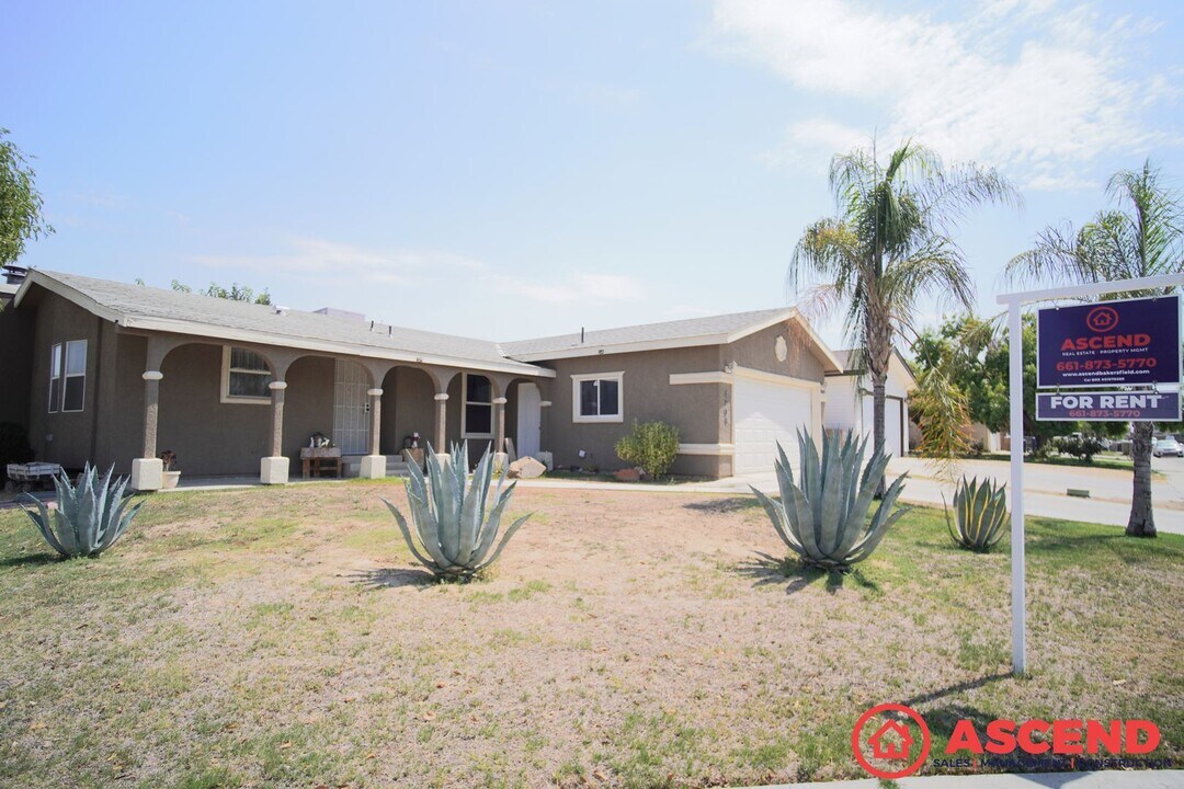 4900 Magic Ave in Bakersfield, CA - Building Photo
