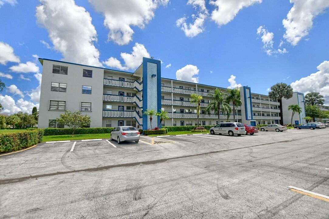 2003 Lincoln A in Boca Raton, FL - Foto de edificio