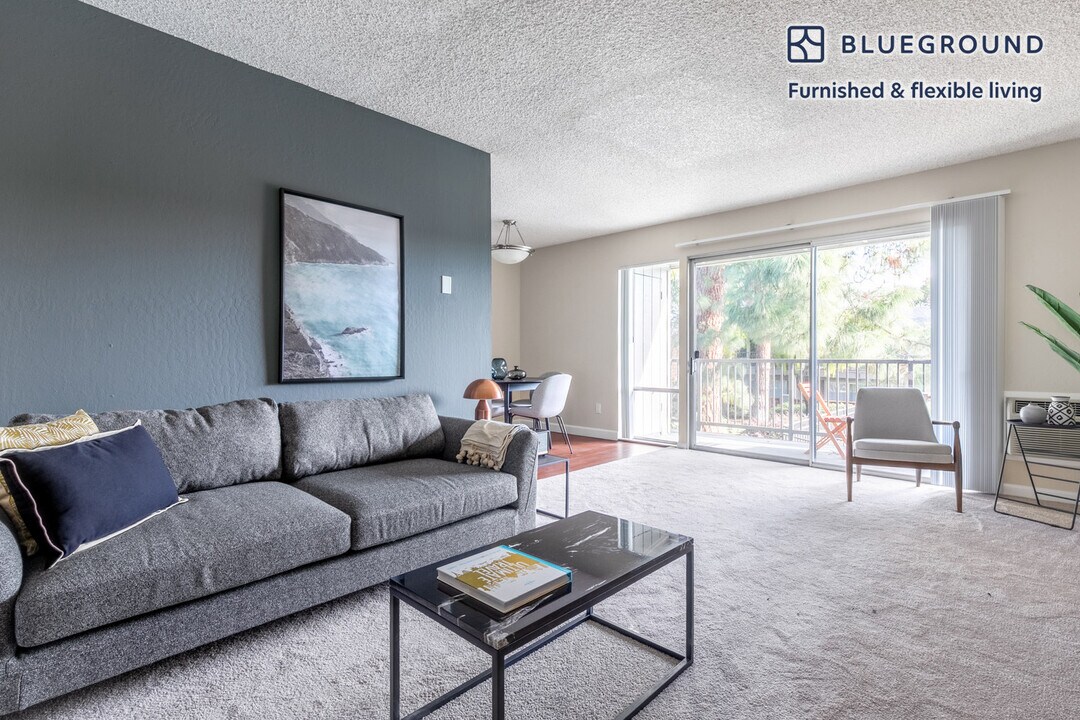 877 Heatherstone Way in Mountain View, CA - Building Photo