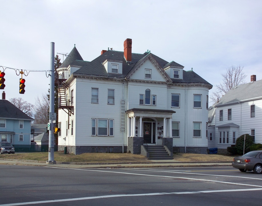 163 High St in Taunton, MA - Building Photo