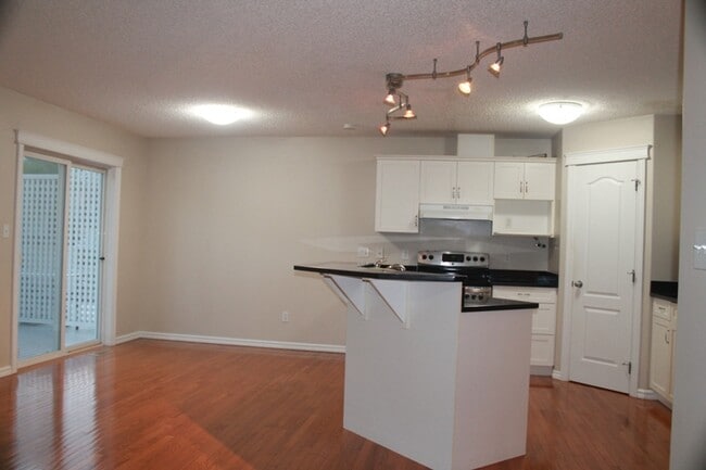 2510 Rabbit Hill Rd NW in Edmonton, AB - Building Photo - Building Photo