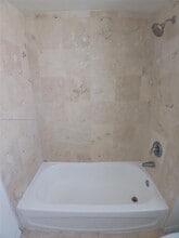 425 NE 30th St, Unit 603 in Miami, FL - Building Photo - Building Photo