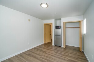 Husky Court Apartments in Seattle, WA - Building Photo