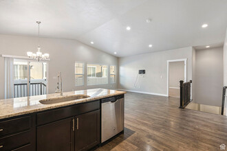 512 W Sunland Dr in Draper, UT - Building Photo - Building Photo