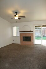 703 Markham Way in Bakersfield, CA - Foto de edificio - Building Photo