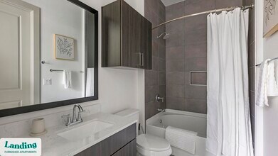 3030 Summer St, Unit 325 in Houston, TX - Building Photo - Building Photo