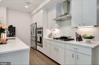 625 Slaters Ln in Alexandria, VA - Building Photo - Building Photo