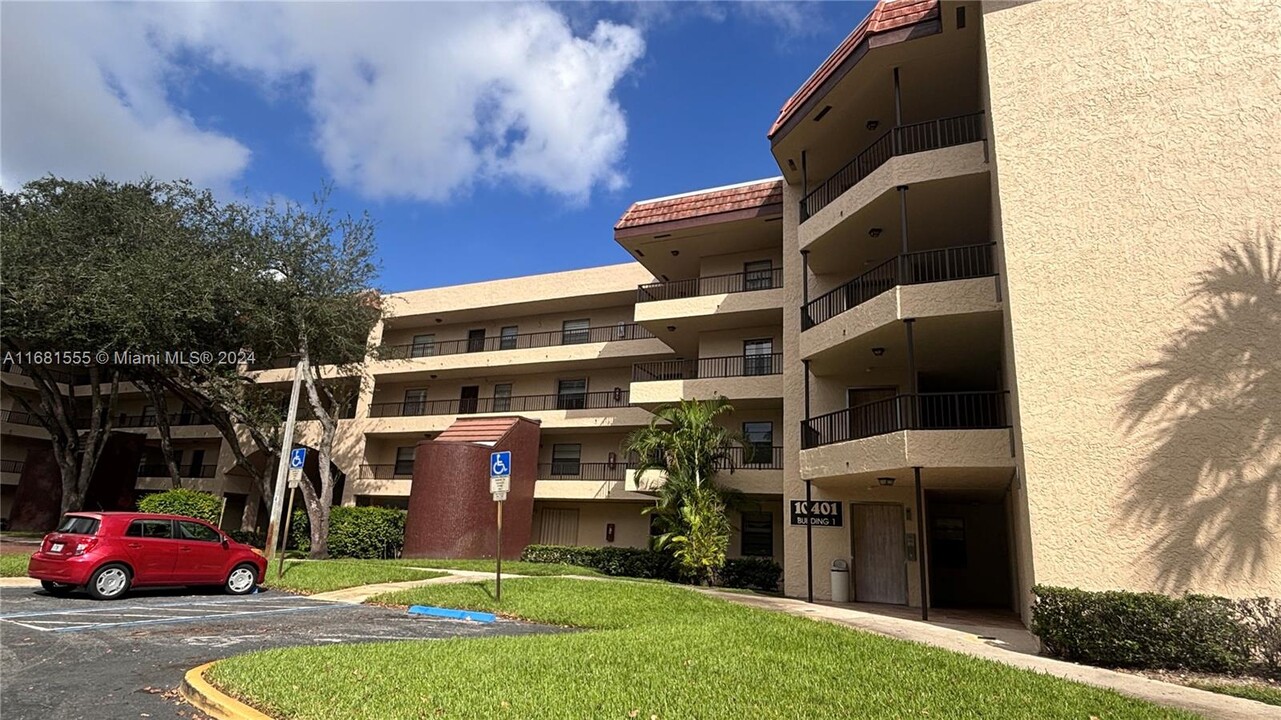 10401 W Broward Blvd, Unit 411 in Plantation, FL - Building Photo