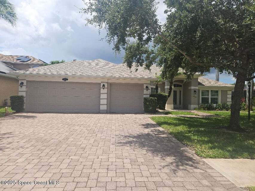 2074 Botanica Cir in West Melbourne, FL - Building Photo