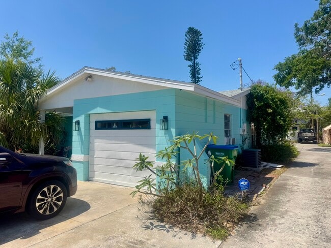 5318 61st Way N in Kenneth City, FL - Building Photo - Building Photo