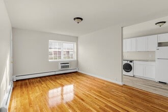 60 W Madison Ave in Dumont, NJ - Foto de edificio - Building Photo