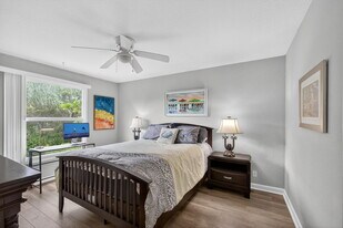 8110 Bautista Way, Unit Room A in Palm Beach Gardens, FL - Building Photo