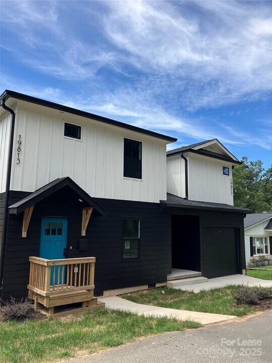 19813 N Ferry St in Cornelius, NC - Building Photo