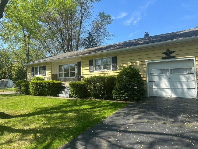 5 Blue Creek Ln in Latham, NY - Building Photo - Building Photo