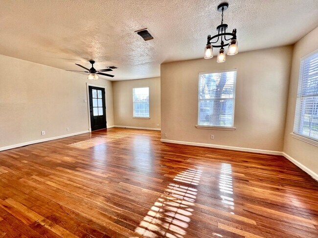 936 Garden St in Kerrville, TX - Building Photo - Building Photo