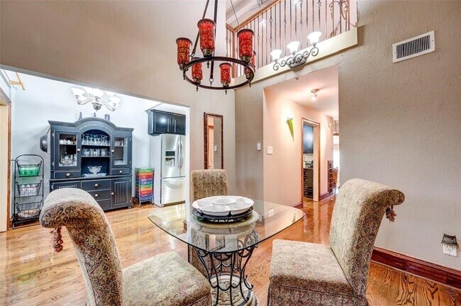 5141 Del Monte Dr in Houston, TX - Foto de edificio - Building Photo