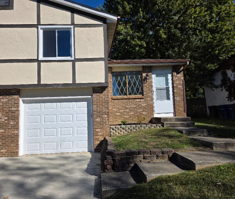 8210 Goldsmith Dr in Reynoldsburg, OH - Building Photo
