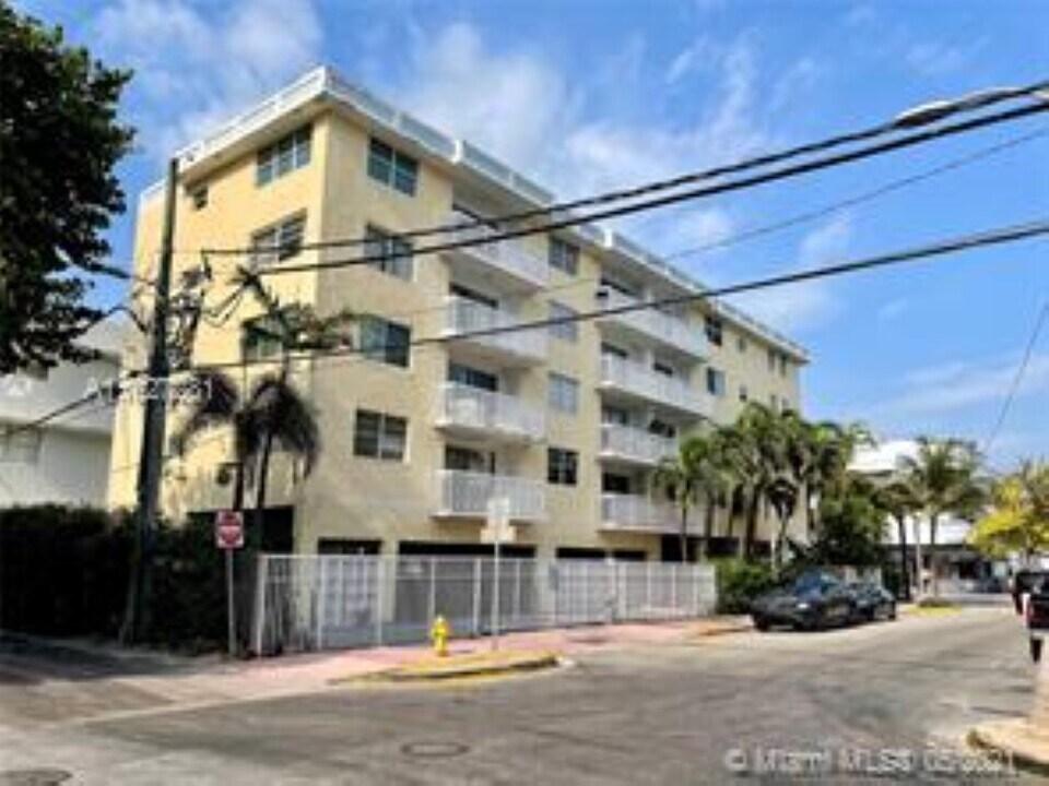 1357 Collins Ave in Miami Beach, FL - Building Photo