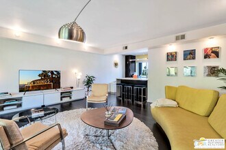 2301 S Sky View Dr in Palm Springs, CA - Foto de edificio - Building Photo