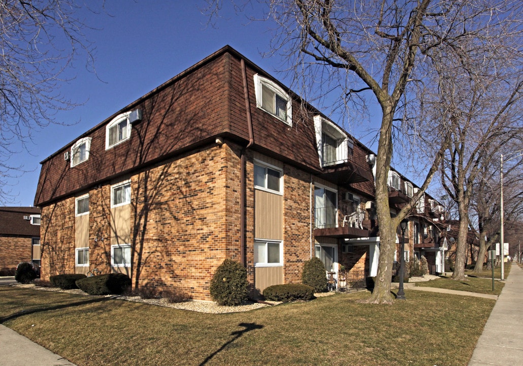 Briargate Apartments in Chicago Ridge, IL - Building Photo