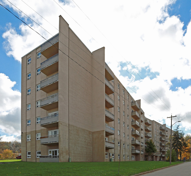 Squire Apartments in St Catharines, ON - Building Photo - Building Photo