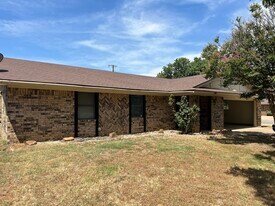 1364 N Dale Ave in Stephenville, TX - Building Photo