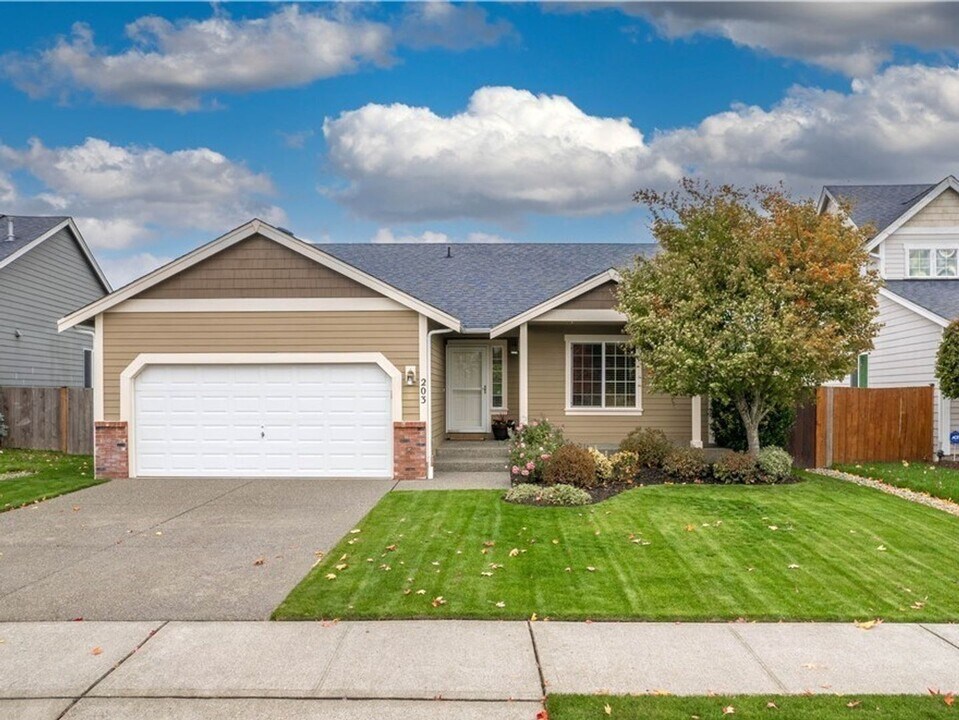 203 Burr St NE in Orting, WA - Building Photo