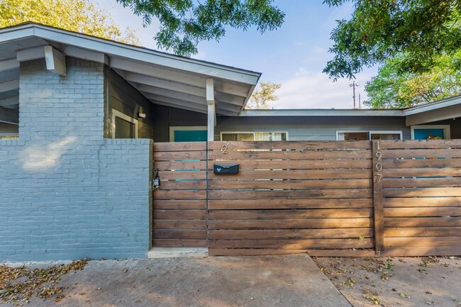 1907 Fairlawn Ln in Austin, TX - Foto de edificio - Building Photo