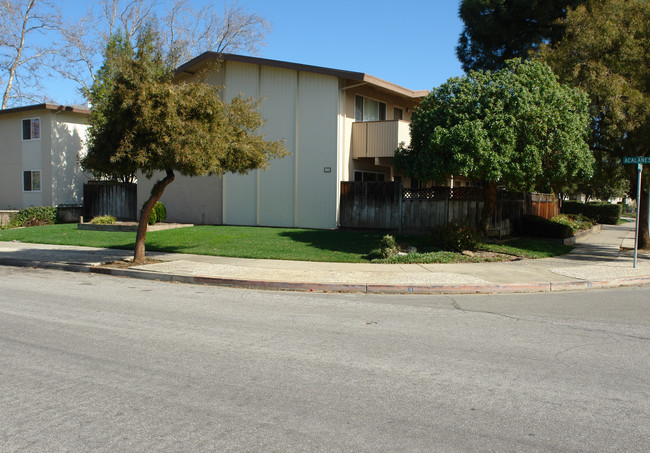 170 Acalanes Dr in Sunnyvale, CA - Foto de edificio - Building Photo