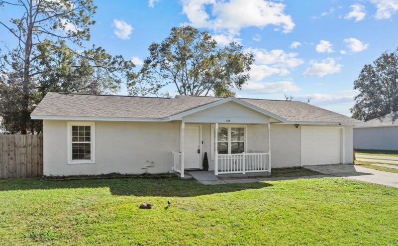 324 Montgomery Ct in Kissimmee, FL - Building Photo