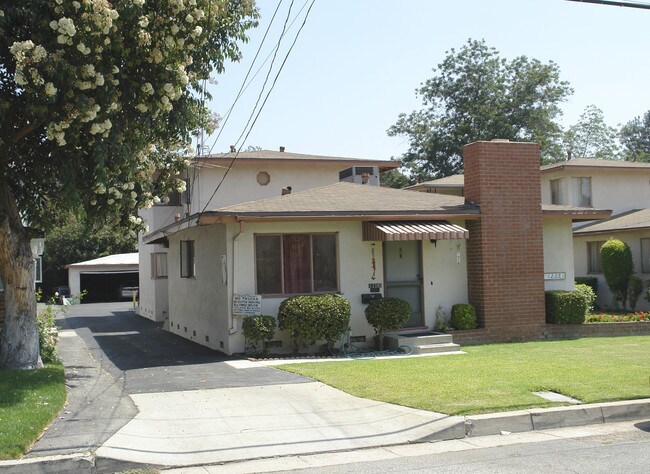 1204 N Monterey St in Alhambra, CA - Foto de edificio - Building Photo