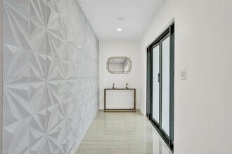 1141 N North Lake Dr in Hollywood, FL - Building Photo - Building Photo