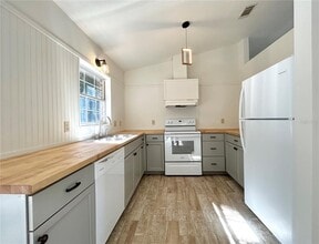 26613 NW 3rd Ave in Newberry, FL - Building Photo - Building Photo