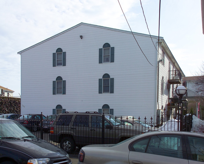 100 Howard St in Fall River, MA - Foto de edificio - Building Photo