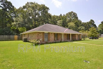 2530 Chantulane Ave in Denham Springs, LA - Building Photo - Building Photo