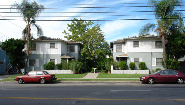 4945-4951 Whitsett Ave in Valley Village, CA - Building Photo - Building Photo